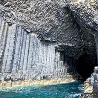 Gruta Fingal por Philip Milne